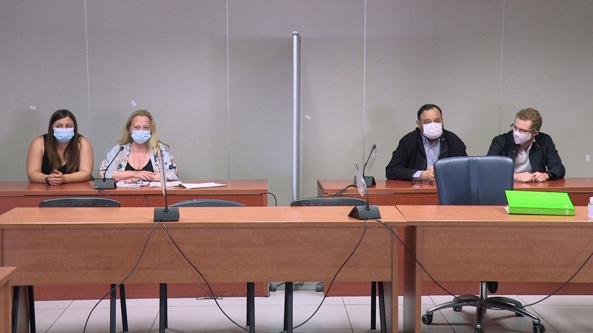 María y Gabriel, junto a sus defensas, durante el procedimiento en la Audiencia de Valencia. Imagen publicada por RTVE sobre la sentencia de junio de 2021.