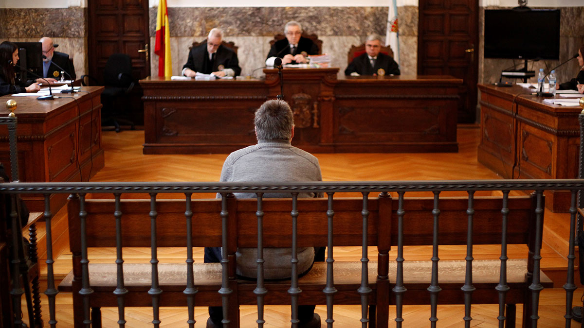 Marcos Javier Mirás, de espaldas, ante el tribunal. Fotografía publicada por RTVE en su información sobre la confirmación del Supremo en julio de 2019.